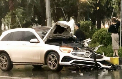 Ảnh TNGT: Bất cẩn vì trời mưa, tài xế Mercedes-Benz GLC vỡ nát đầu vì đâm đuôi xe tải